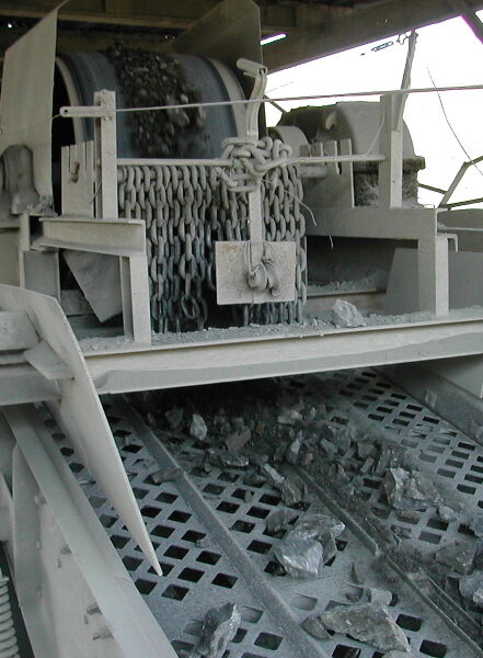 Plant for pre-sorting limestone by size